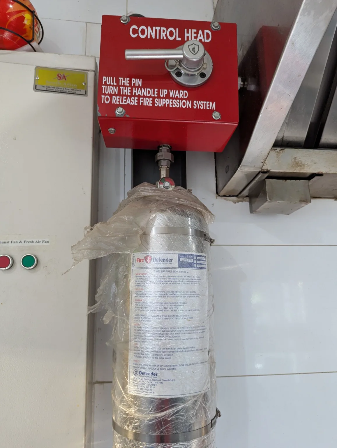 Kitchen fire suppression control head and wet chemical cylinder